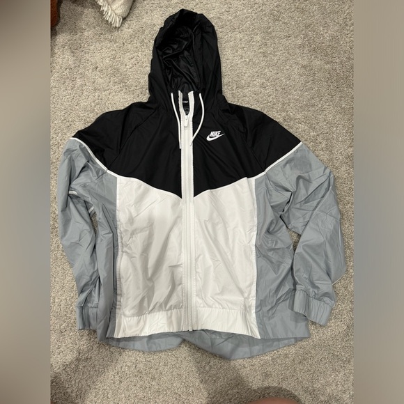 Nike Women’s Black, Gray, and White Windbreaker Jacket Classic Trendy - Picture 1 of 2